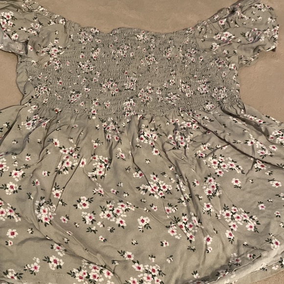 Small green floral summer top. - Picture 4 of 4